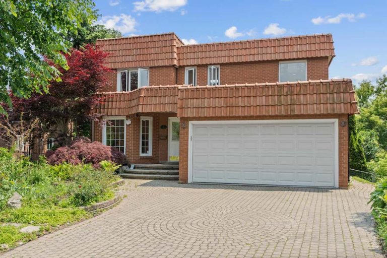 4 Saddletree Dr.