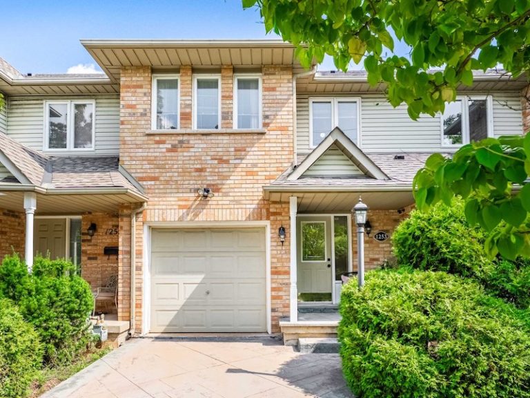 1253 Walkers Line,